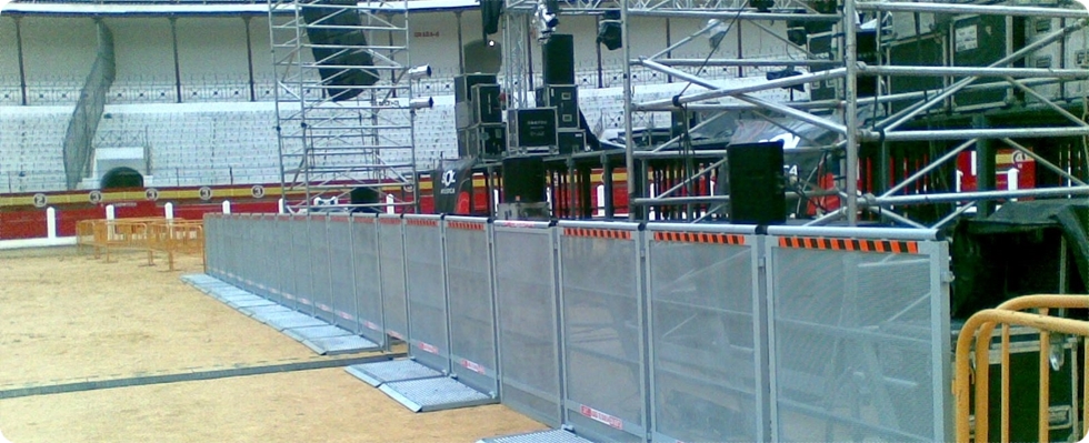 Vallas antiavalancha frente al escenario de un evento