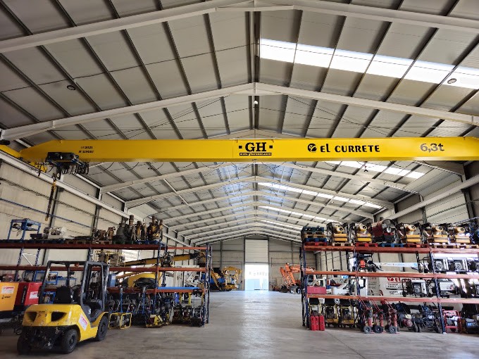 Interior de las nuevas instalaciones de El Currete, con maquinaria y puente grúa